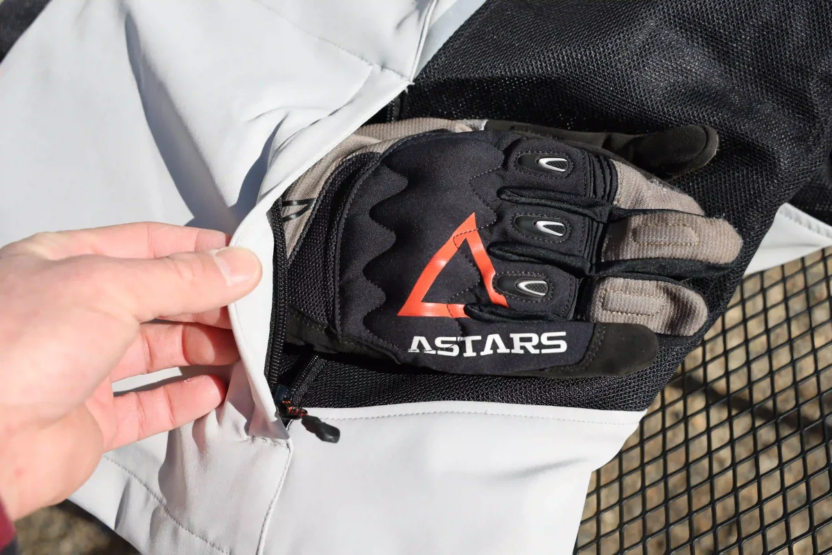 背面の右側のファスナーを開けると、グローブや取り外したフードが入れておける。