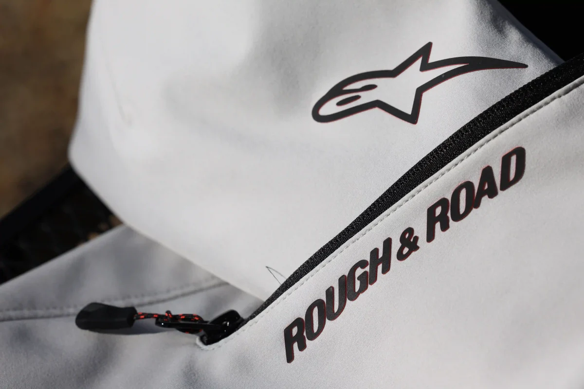 右前身ごろのポケットには“ROUGH&ROAD”ロゴ。右袖には“Aスターマーク”。