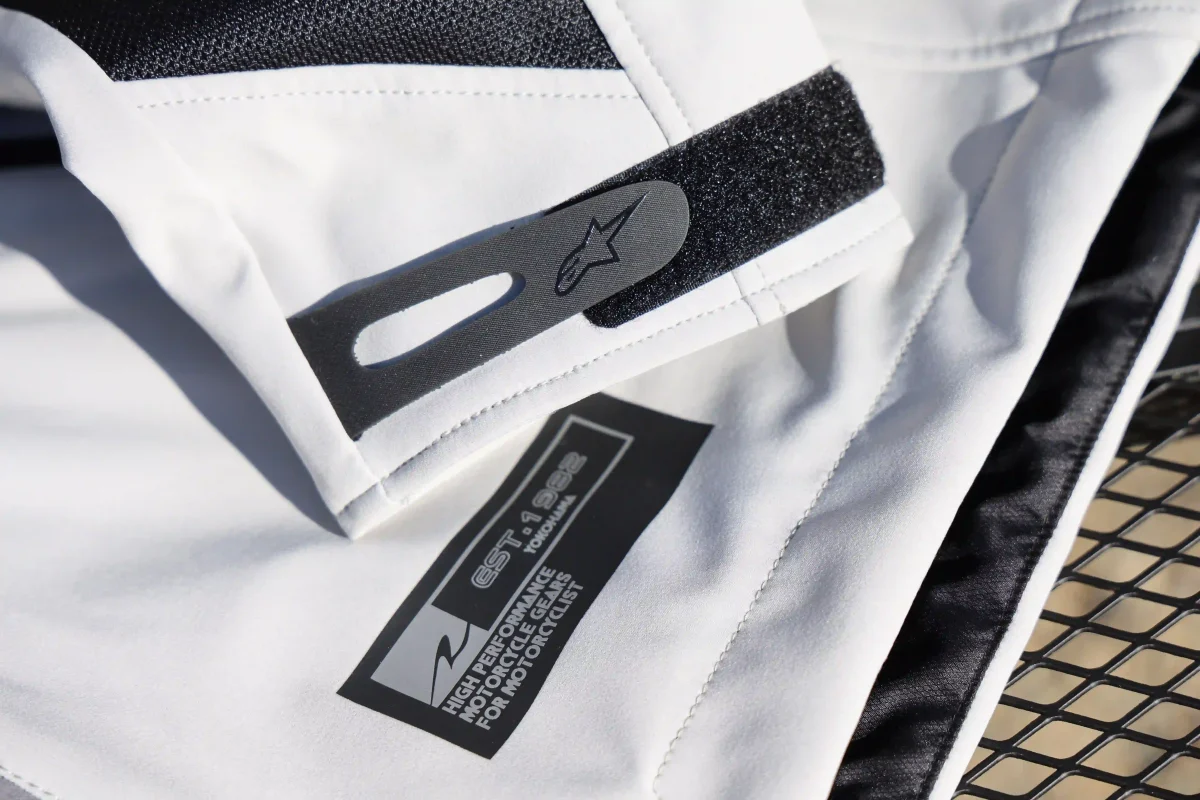 袖のアジャストタブにも“Aスターマーク”。左前身ごろ下側には、ラフアンドロードのロゴがプリントで入る。