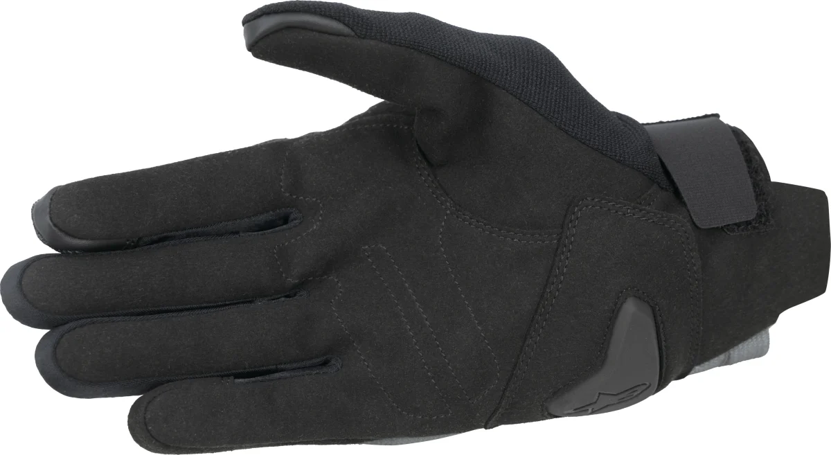 掌側にも補強パッドをレイアウト。またグリップのいいハイパロン素材を使用したことでスロットルやレバーの操作が確実に行えるようになっている。