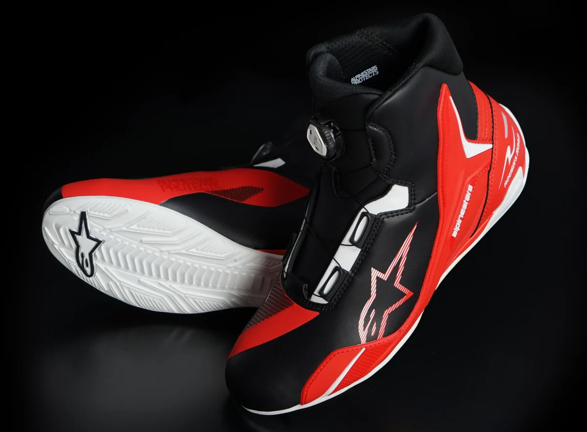 均一な締め付けと微調整が可能なBOA® Claw Jar Systemを採用し脱ぎ履きが簡単。人間工学に基づいたデザインのトゥボックスとヒールカウンターの補強、足首の内側を保護するデュアルデンシティープロテクターなどを装備。