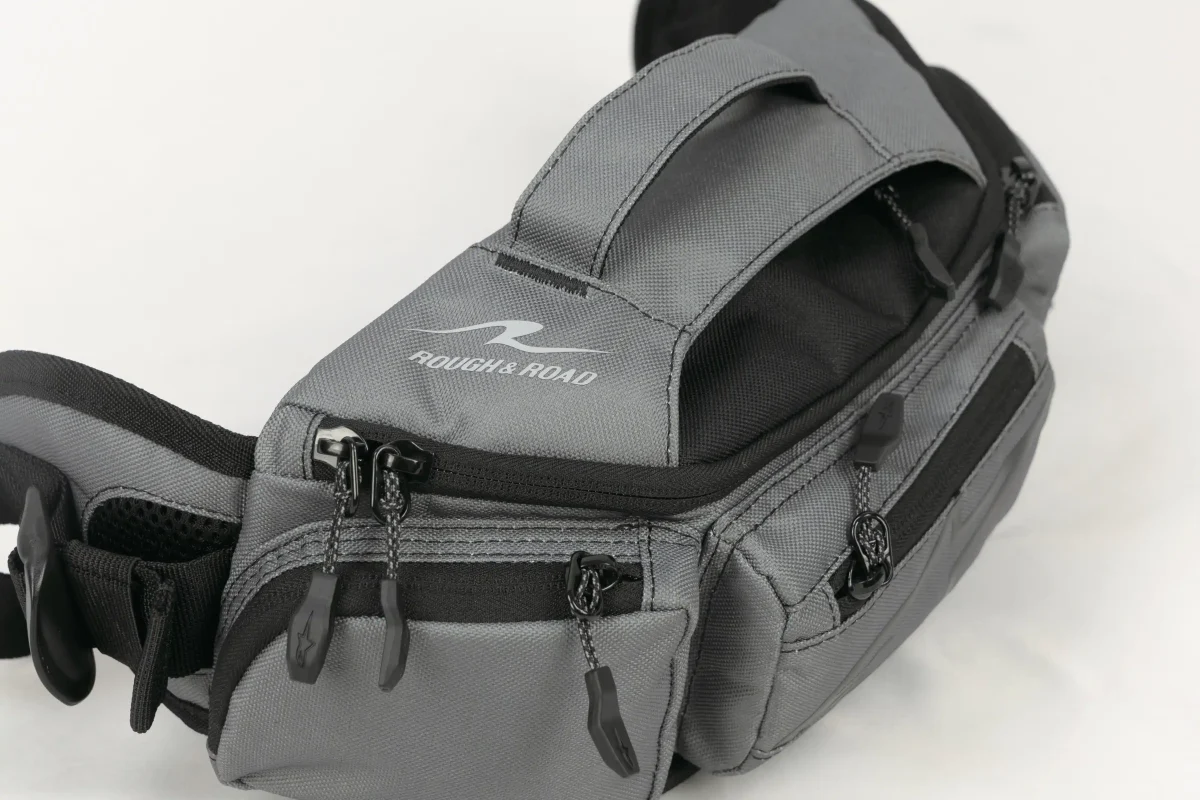 撥水コーティングが施された耐久性の高い生地を使用しており、オフロード環境のようなハードな使い方も可能。底面のファスナーを展開すると容量がアップさせられる。