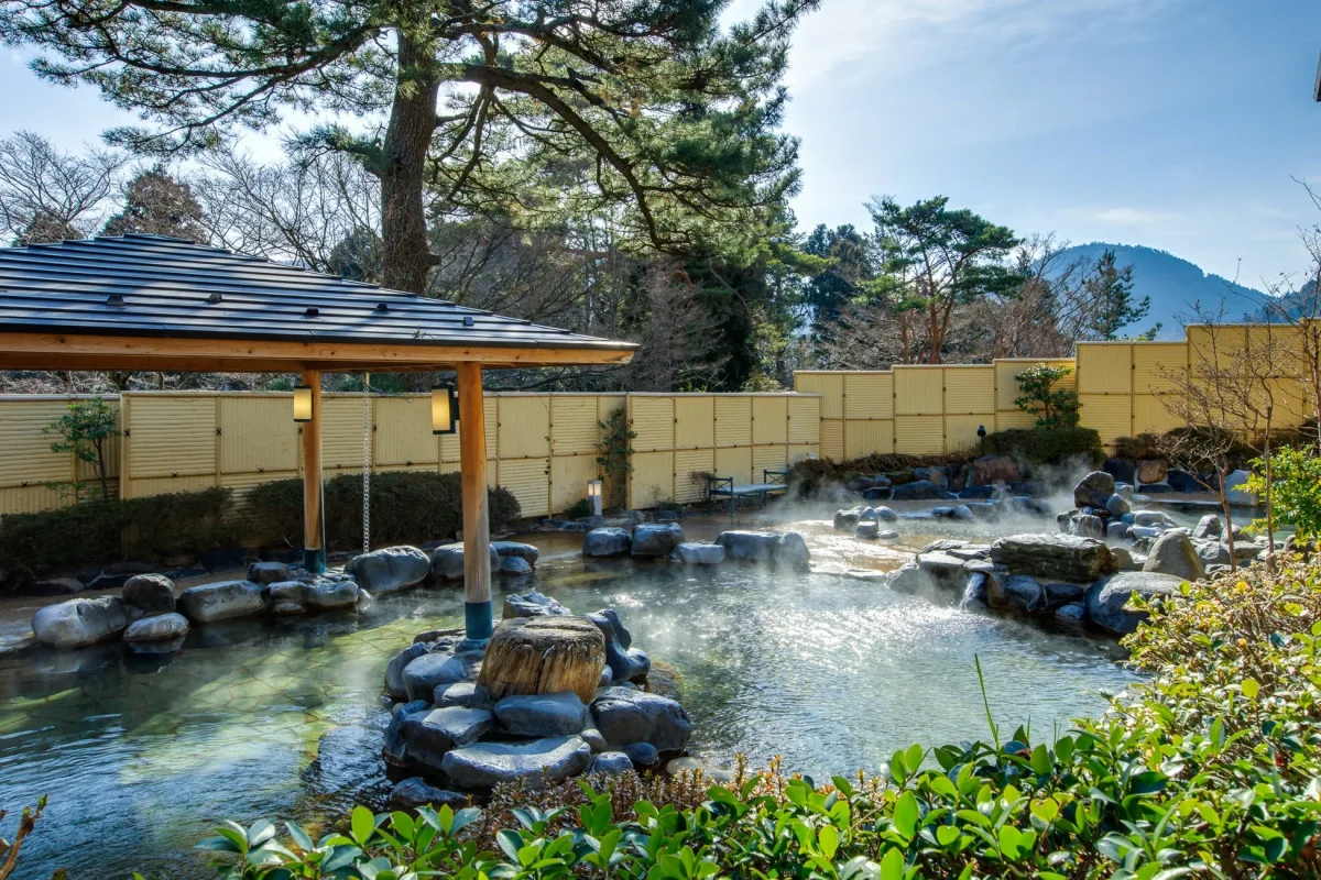露天風呂のある美しい庭園
