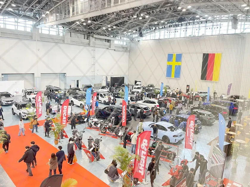 広々とした会場に展示された多数の自動車とバイク