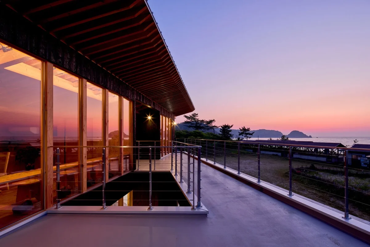 夕焼け空の下、海辺の建物の外観