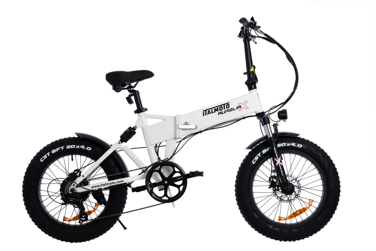 白を基調とした折りたたみ式の電動自転車