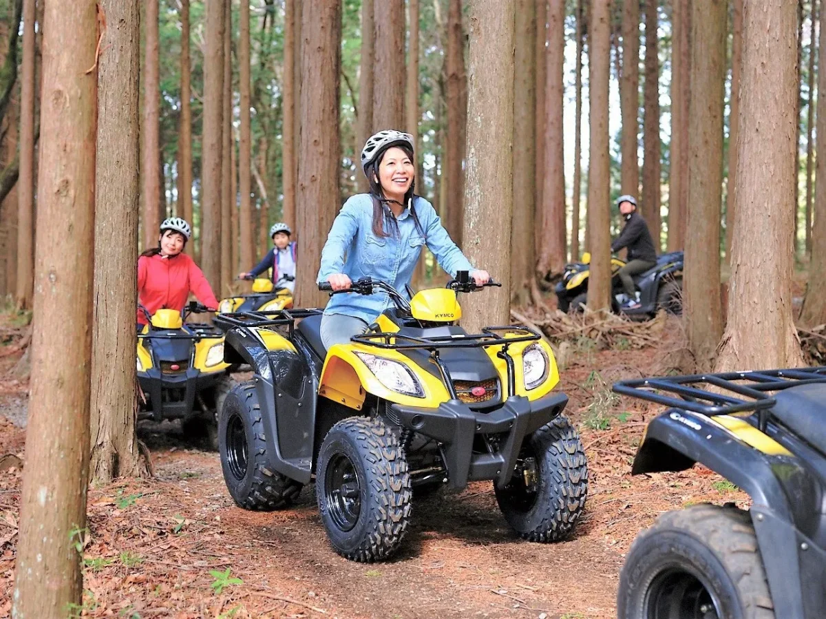 林の中をATVに乗って楽しむ人々