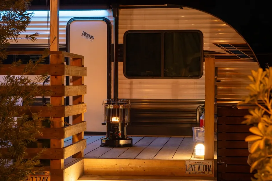 夜間のグランピングトレーラーの外観