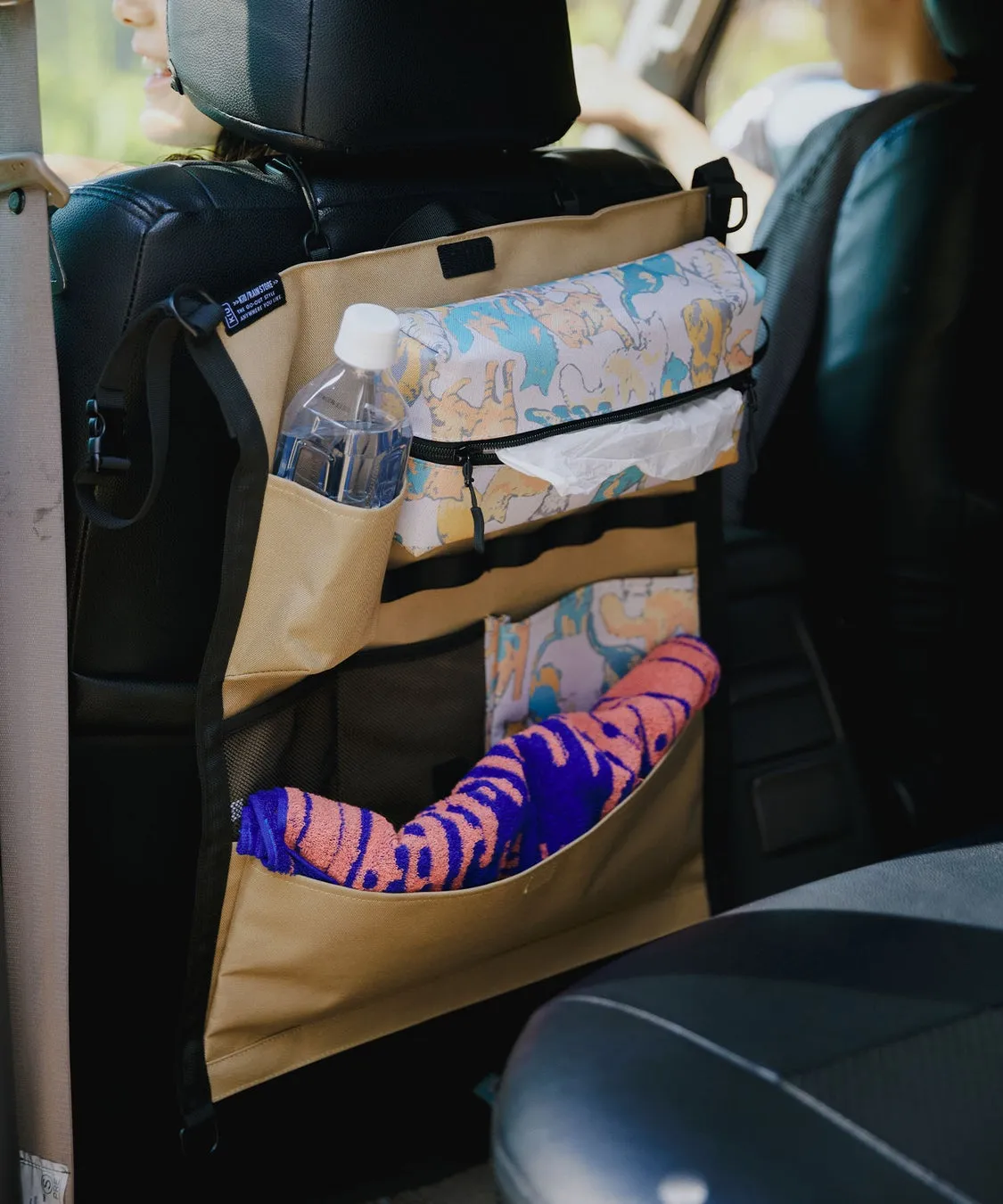 車のシートに取り付けられたオーガナイザー