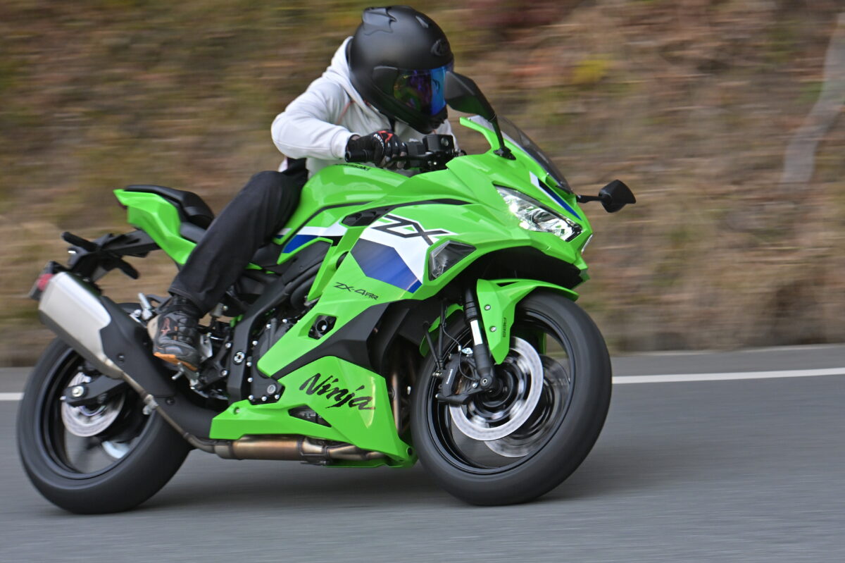 国産400cc直4のステイタスは唯一無二！！　しかもこれが乗りやすい！！【カワサキ NinjaZX-4RR】
