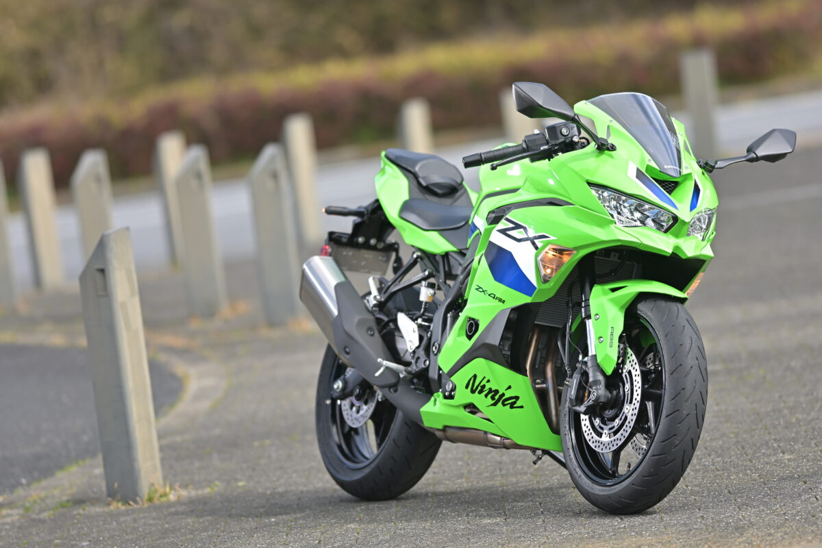 今回の試乗車は、上級仕様のNinjaZX-4RR（ライムグリーン）で121万円。