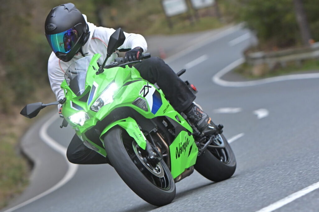 回せば回すほど唸る並列4気筒エンジンの甲高いエキゾーストノートが心地よい。