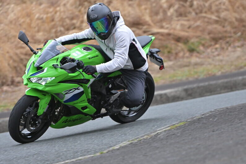 高回転域が伸びやかな一方で、発進や低速コーナーでの安心感もあるのが現代の並列4気筒エンジンの特徴だ。一昔前の“下がない（低速トルクが希薄）”なんてところが微塵もない。