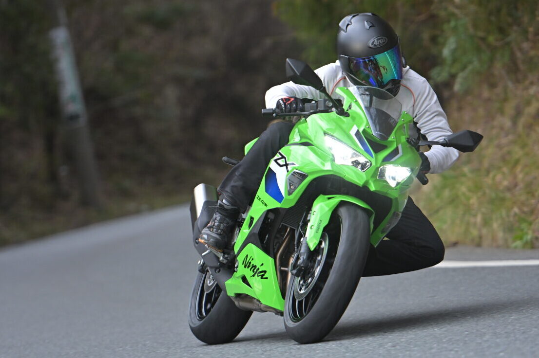 初心者に優しい一方で、ベテランも唸らせる高次元な走りが行えるNinjaZX-4RR。人生最初に乗るのがこんなバイクだとバイクライフはとても充実したものになる。