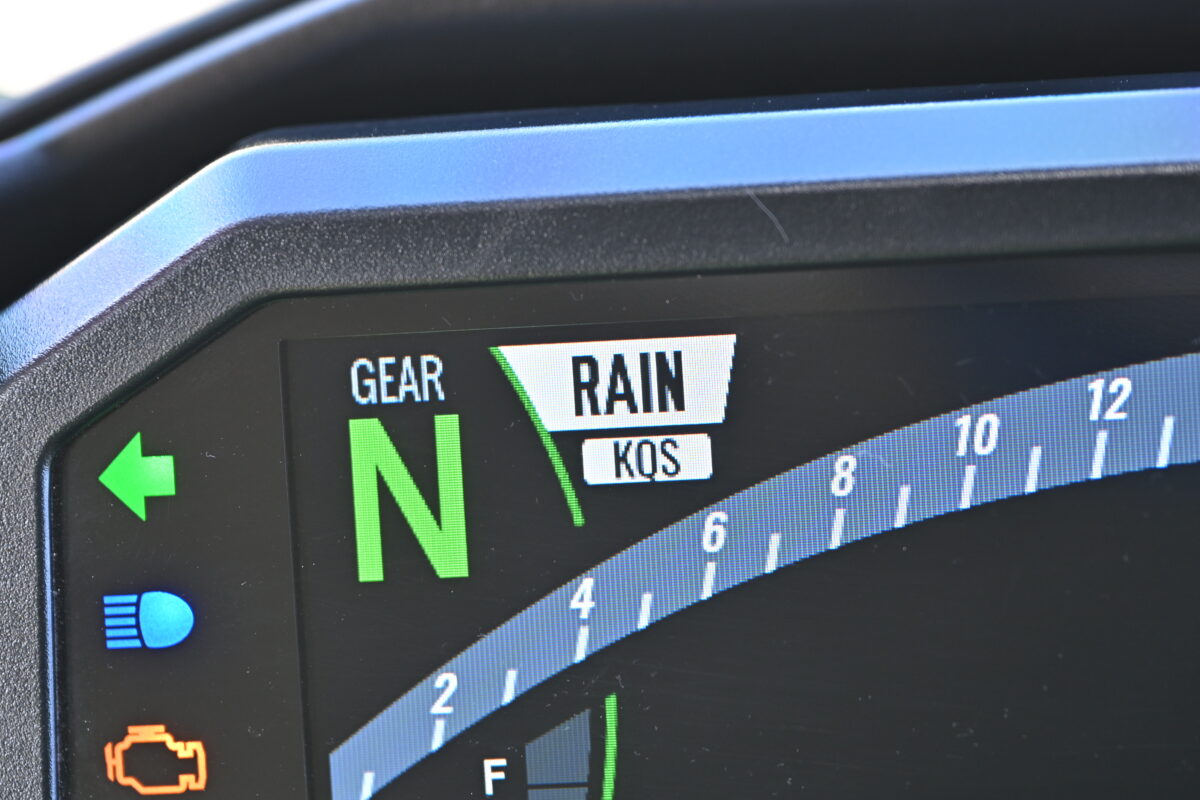 ライディングモードは「スポーツ」、「ロード」、「レイン」、「ライダー」の4つがあるが、写真の「レイン」モードを選べば初心者でも安心。
