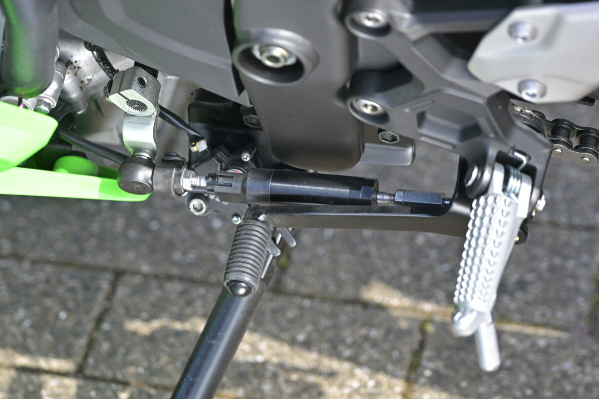 発進停止時以外、ほぼクラッチレバーの操作がいらなくなるクイックシフターを標準装備。“クラッチレバー操作が苦手”というライダーにはこれほど嬉しい機構はないだろう。
