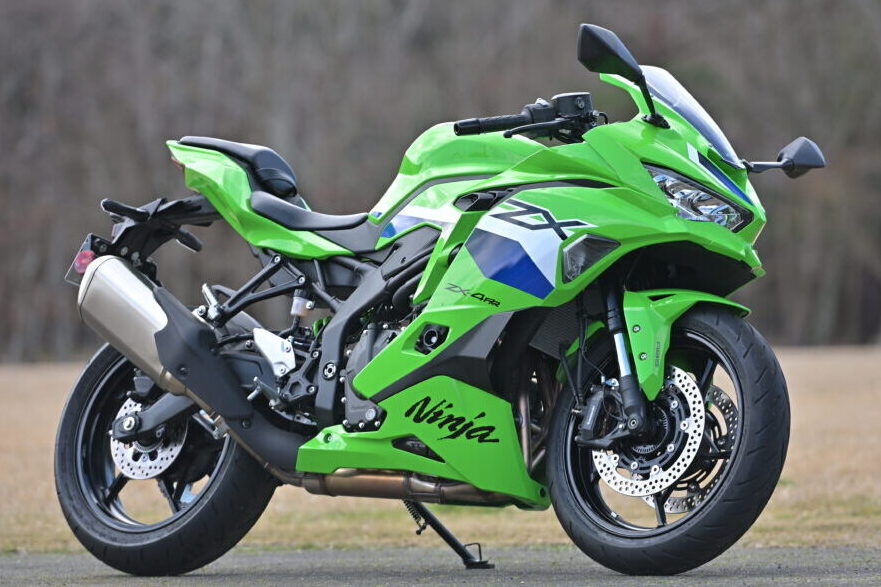 今回の試乗車は、上級仕様のNinjaZX-4RR（ライムグリーン）で121万円。
