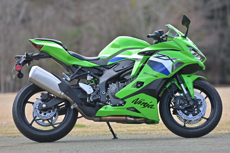 今回の試乗車は、上級仕様のNinjaZX-4RR（ライムグリーン）で121万円。