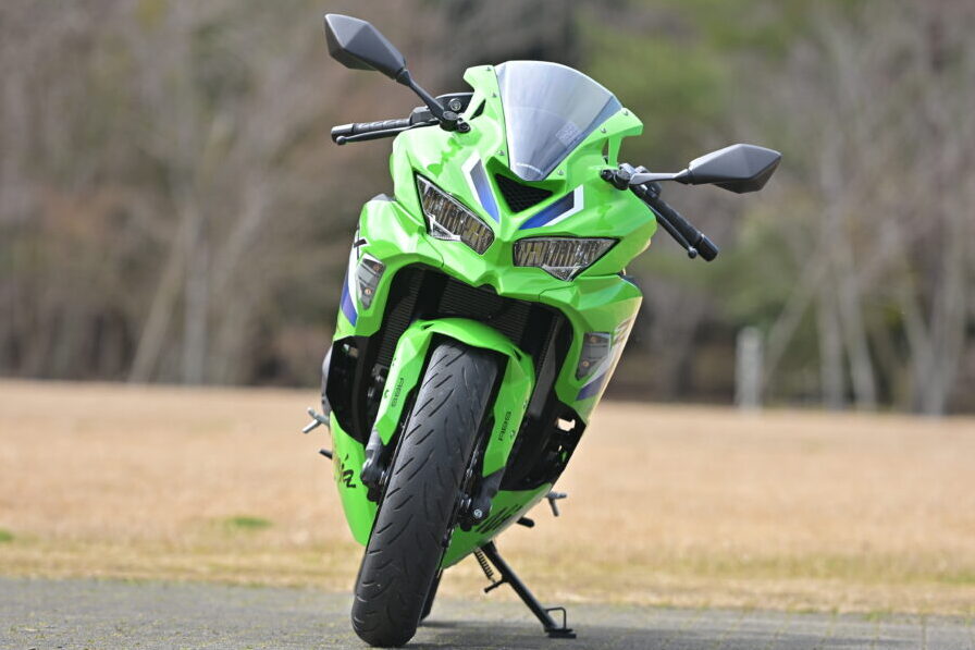 今回の試乗車は、上級仕様のNinjaZX-4RR（ライムグリーン）で121万円。