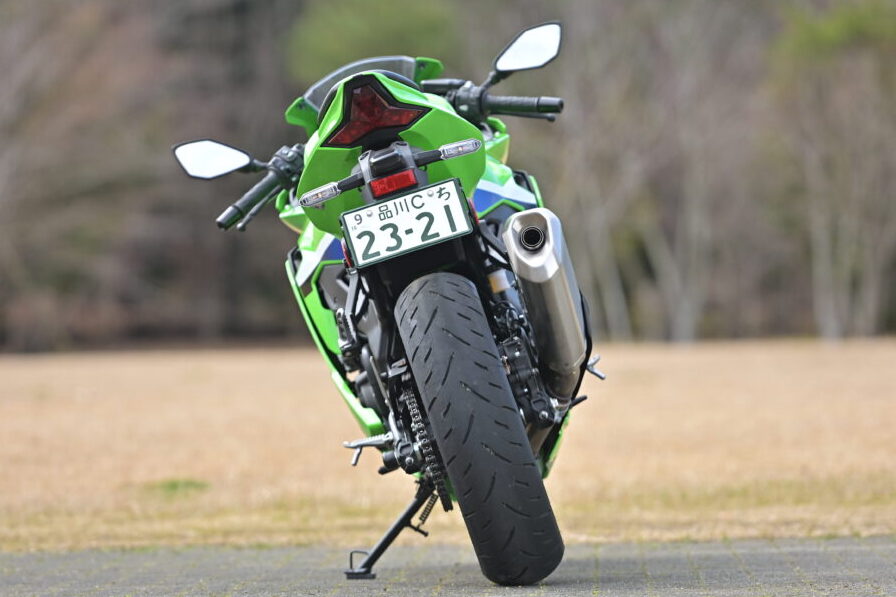今回の試乗車は、上級仕様のNinjaZX-4RR（ライムグリーン）で121万円。