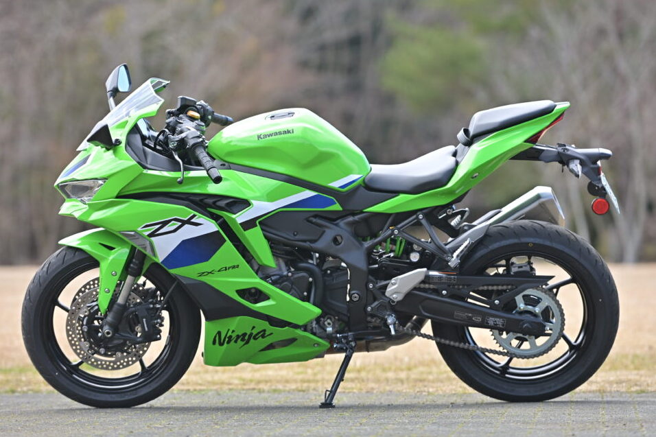 今回の試乗車は、上級仕様のNinjaZX-4RR（ライムグリーン）で121万円。