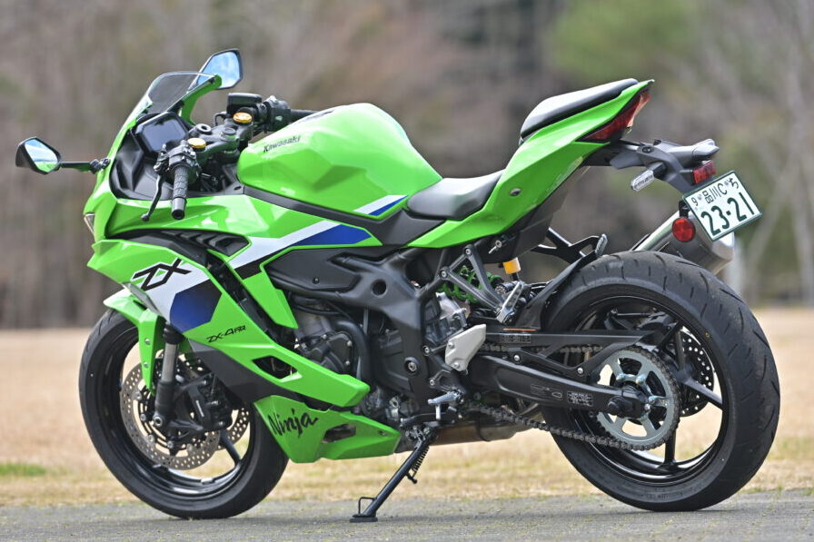 今回の試乗車は、上級仕様のNinjaZX-4RR（ライムグリーン）で121万円。