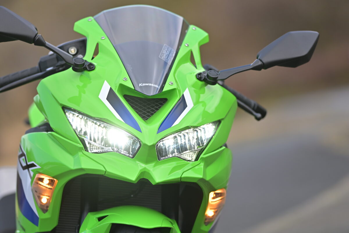 NinjaZXシリーズらしい精悍なデザインに仕上げられたフロントマスク。ヘッドライト上にある穴がラムエアダクト。