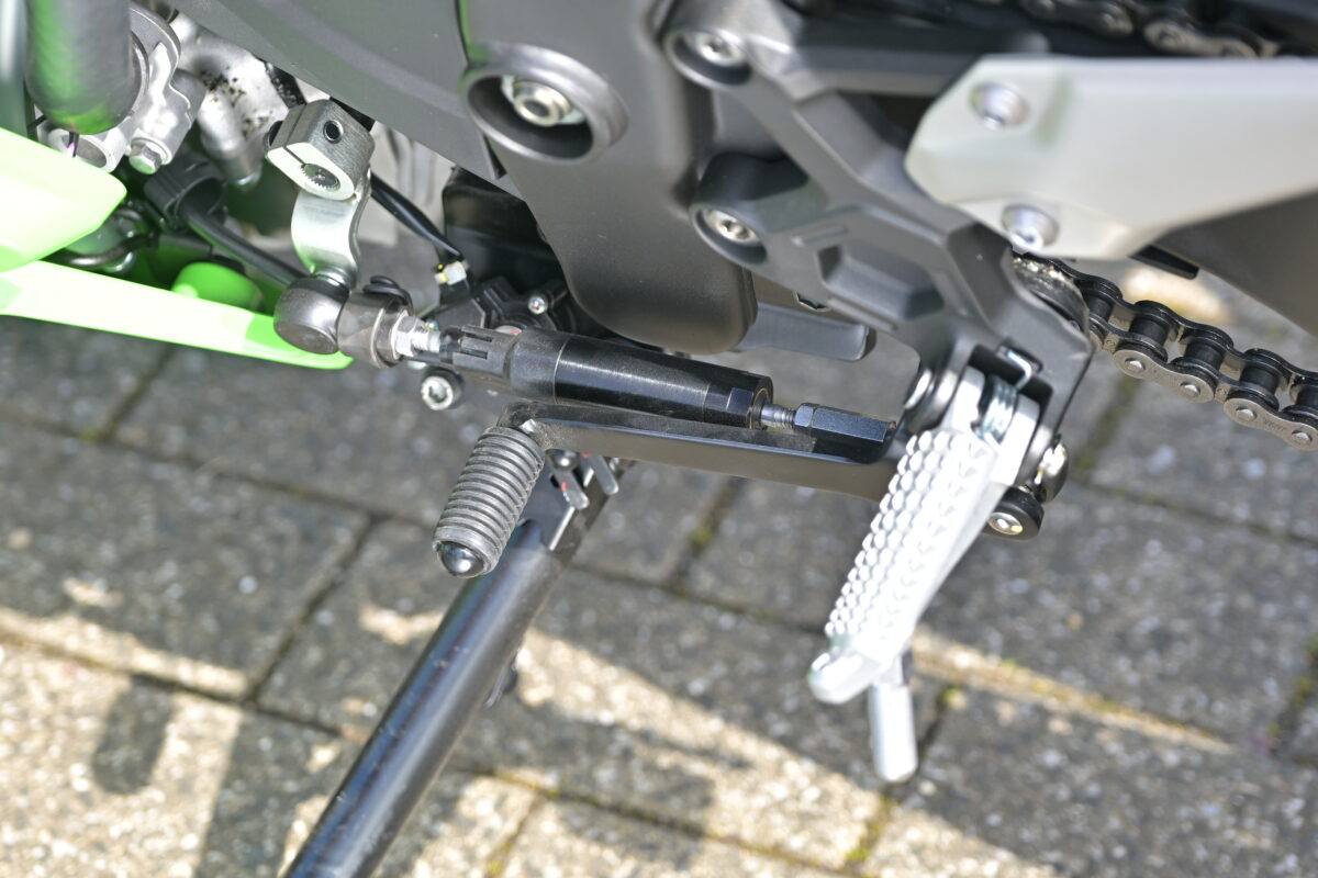 NinjaZX-4RR、NinjaZX-4R　SEともに、UP/DOWN対応のクイックシフターを標準装備。クラッチレバーを握る回数が少なくて済むためツーリングが快適！