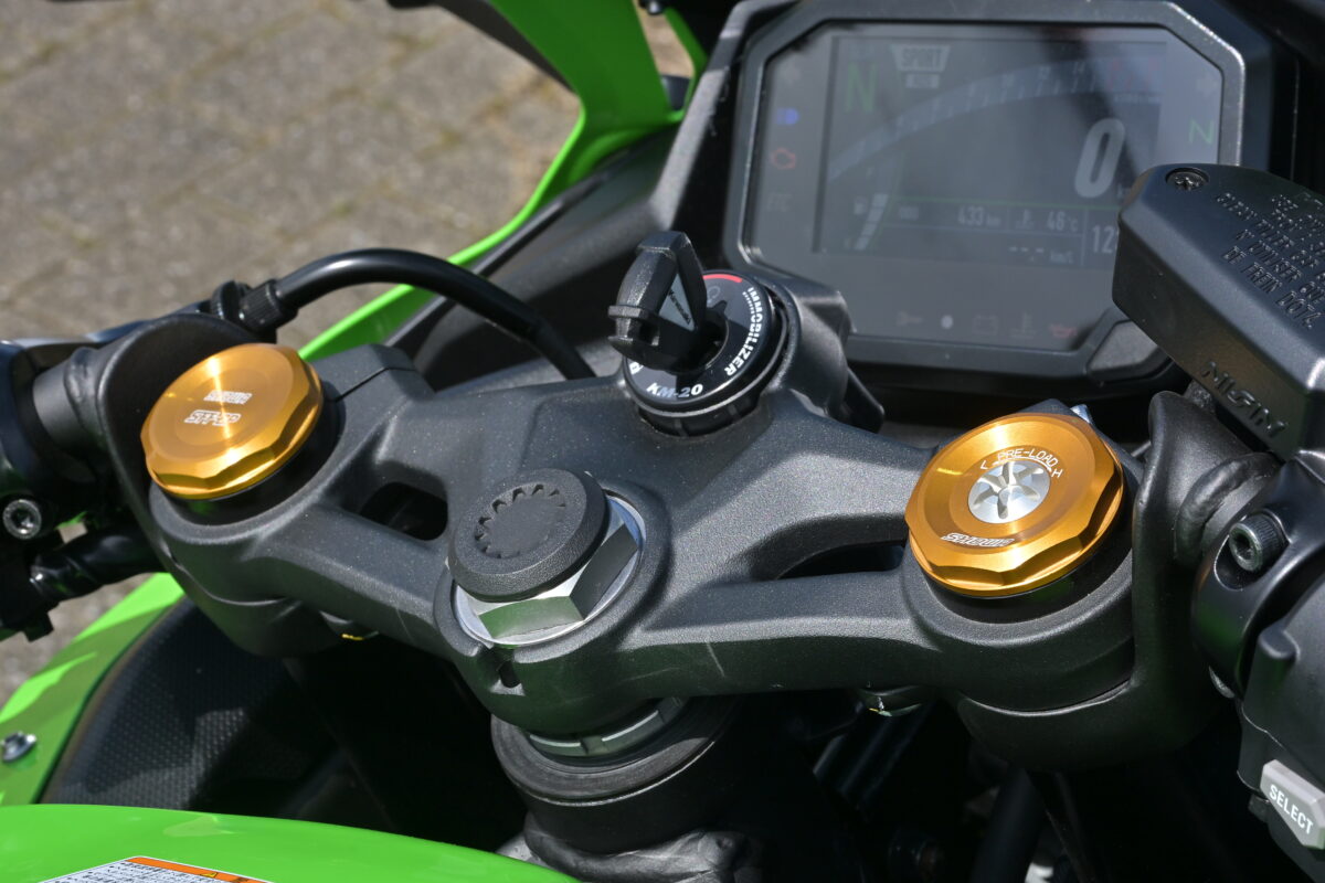 NinjaZX-4RR、NinjaZX-4R　SEともに、フロントフォークはプリロード調整機構付きのSHOWA製SFF-BPフロントフォークを採用。フロントフォークにまでプリロード調整機構があるバイクはなかなかなく高性能な証拠だ。