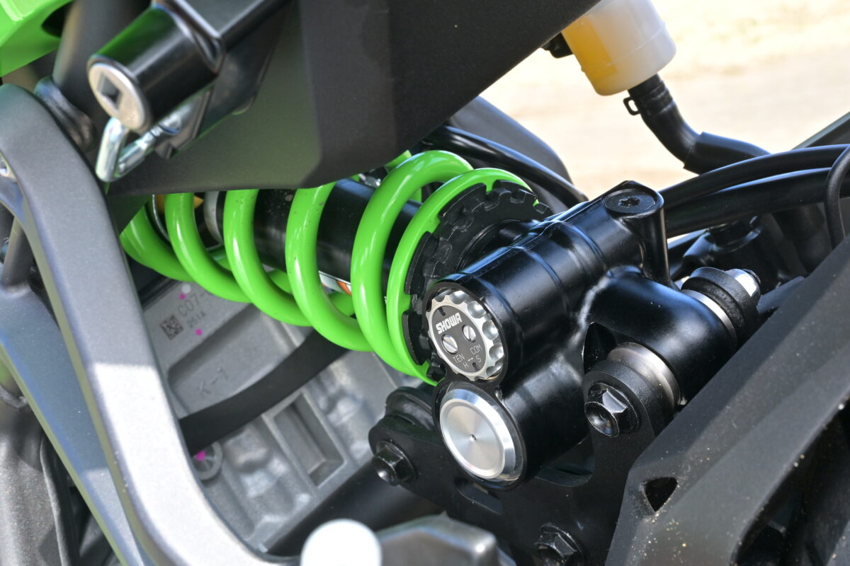 上級仕様のNinjaZX-4RRには、さらにハイスペックでサーキット走行にも対応するリヤショック「SHOWA製BFRC-lite」を搭載。プリロード調整に加え、伸／圧両方の減衰力調整が可能。