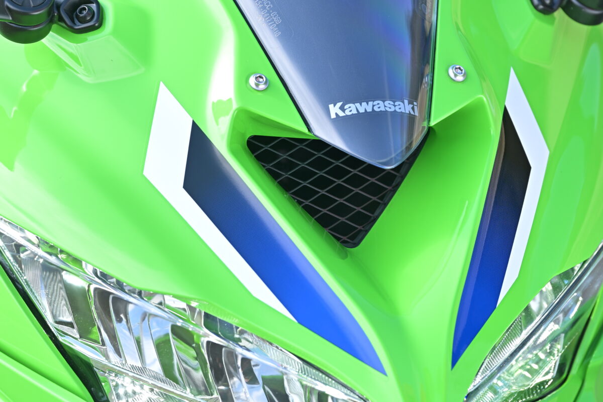 走行時に受ける走行風で加圧し、よりエンジン出力を高めるラムエア機構を装備。平常時の最大出力が77PS/14500rpmなのに対し、トップスピードあたりでラムエア加圧が効くとなんと3馬力アップの80PS/14500rpmを発揮する！