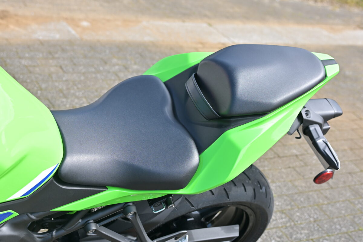 ライダー＆パッセンジャーが別れた前後セパレート式のシート。純正アクセサリーには一人乗り仕様にするシングルシートカバー（9900円）や、硬質ウレタンで操作性をアップするスポーツシート（16720円）も用意されている。