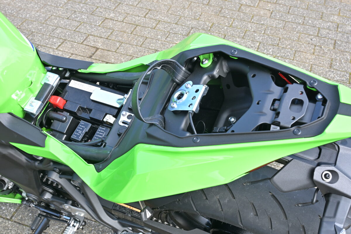 タンデムシート下にはスペースがありETC車載器などを収められるようになっている。一方、ライダーシート下はバッテリーやヒューズボックスなどがあり整備性は良さそうだ。