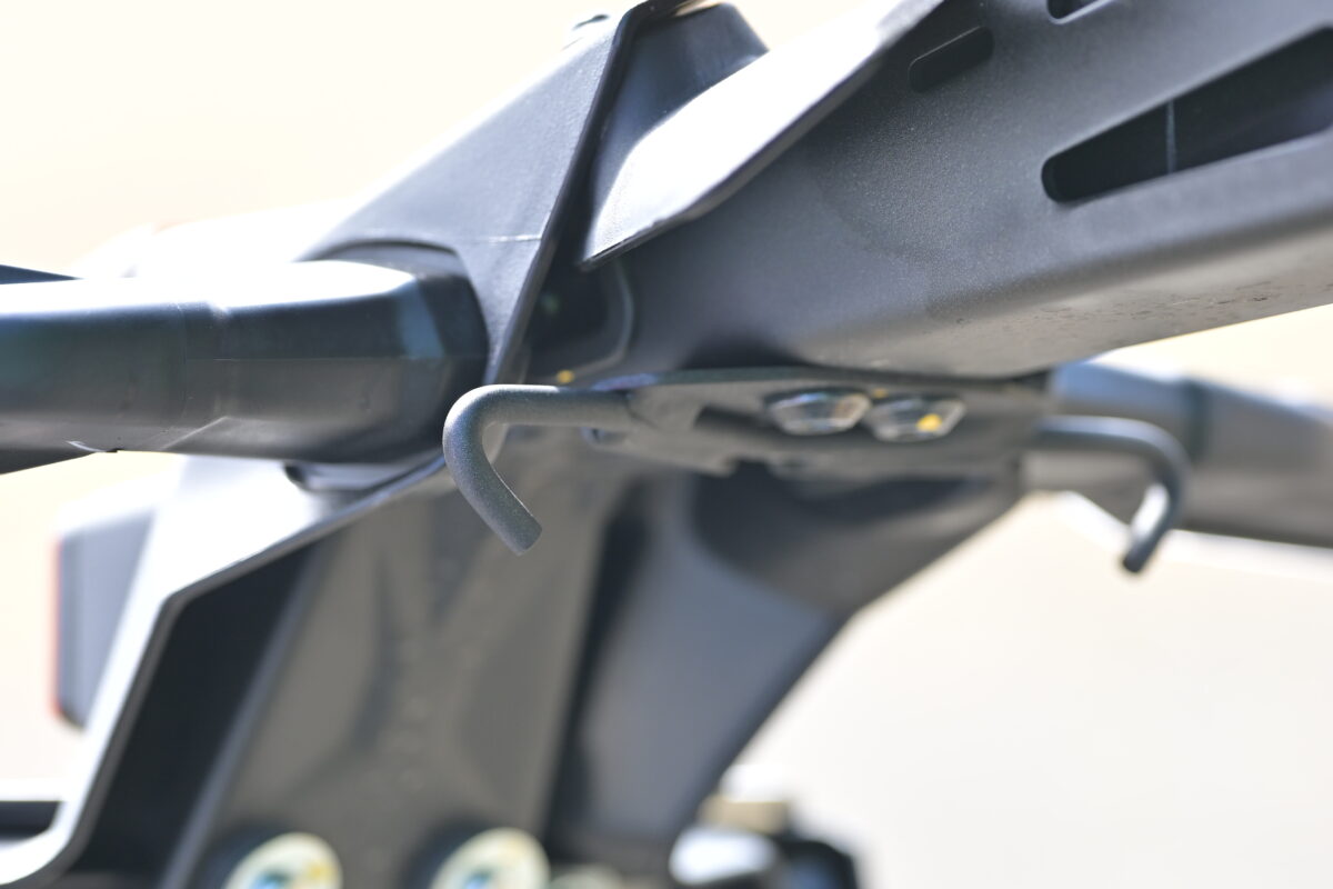 スポーティなスタイリングのモデルでありながら、タンデムステップステー＆リヤフェンダーに荷かけフックを装備しており荷物の積載も可能。