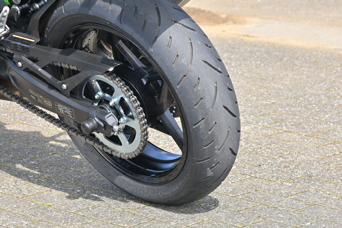 タイヤサイズはフロントが120/70ZR17で、リヤが160/60ZR17と、NinjaZX-25Rに対してタイヤ幅が前後1cmワイド化されている。