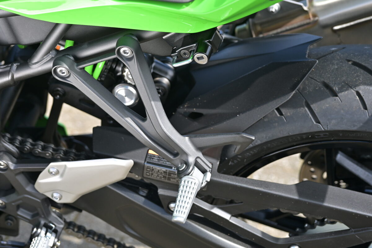 可倒式のタンデムステップは、フレームへのボルトオン構造でサーキット走行時には取り外しやすい。日本仕様はヘルメットホルダーを標準装備。