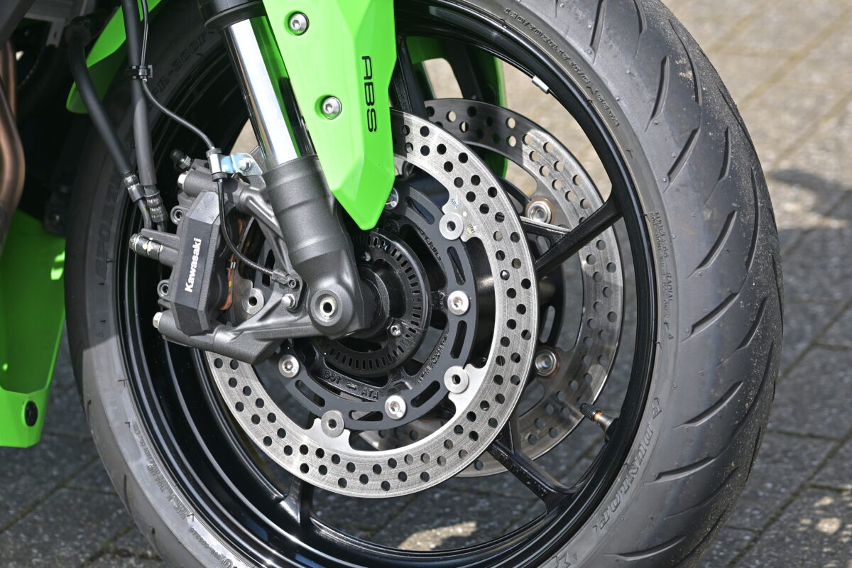 NinjaZX-25Rとの外見上の大きな違いはNinjaZX-4RRはシングルディスクではなくダブルディスクというところ。