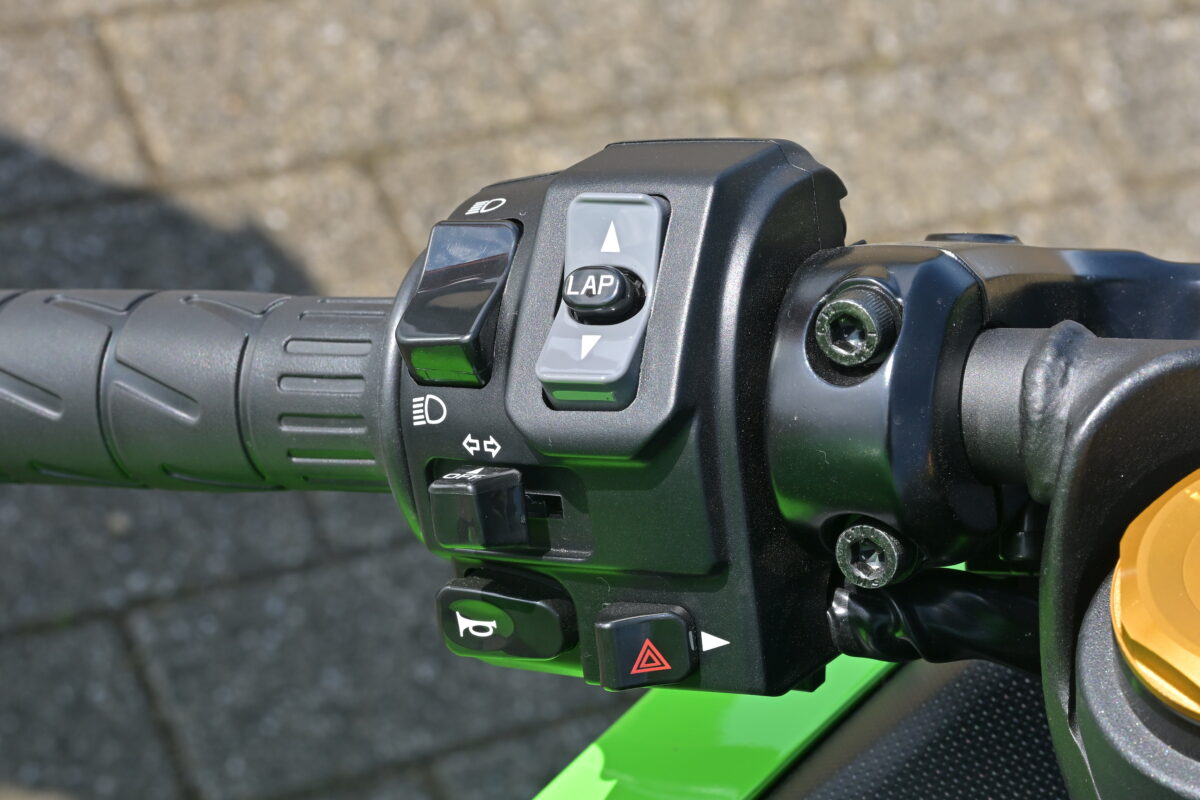 左右のスイッチボックス。モード切り替えは左スイッチボックスのパドルスイッチ（グレーの部分）を上下どちらかに長押しして変更する。