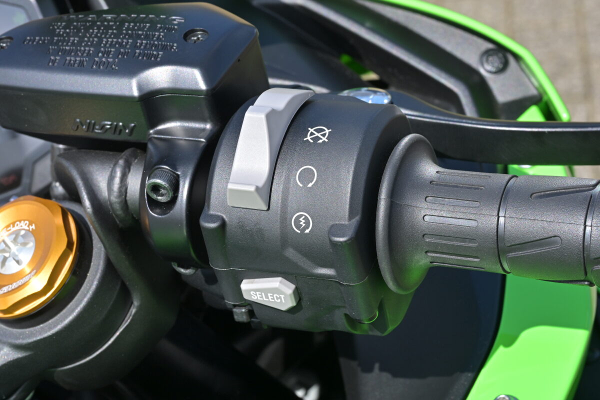 左右のスイッチボックス。モード切り替えは左スイッチボックスのパドルスイッチ（グレーの部分）を上下どちらかに長押しして変更する。