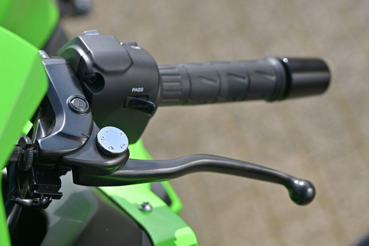 右側のブレーキレバーに加え、なんとクラッチレバーにもアジャスターを装備。手の大きさに合わせて5段階で幅が調整可能だ。またアシストスリッパークラッチを採用しているためクラッチレバーの操作も軽い。