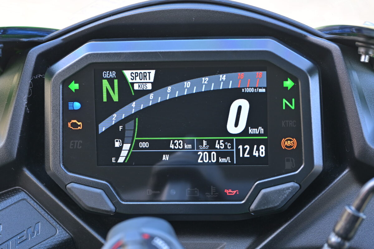 4.3インチフルデジタルのTFTカラー液晶メーター。画面はノーマルモードでサーキットモードにするとより、ギヤポジションとエンジン回転数、ラップタイムを強調するサーキット走行向きの表示になる。