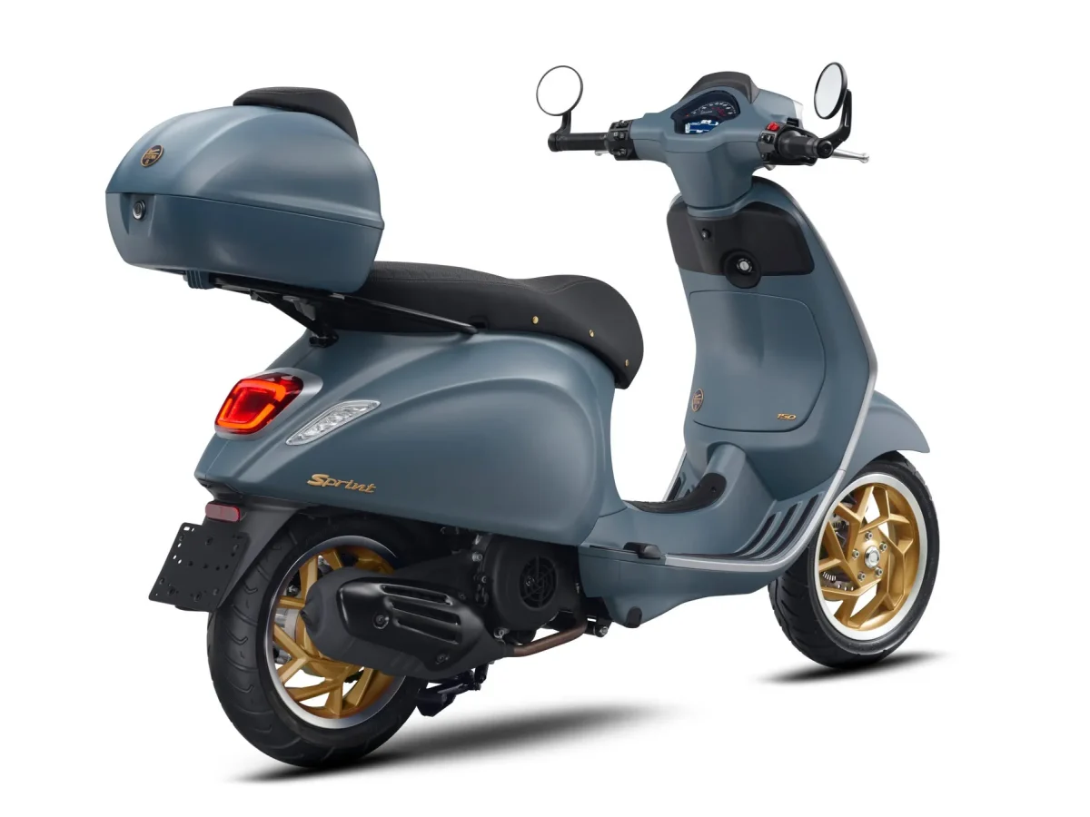 青いベスパ Sprint 150