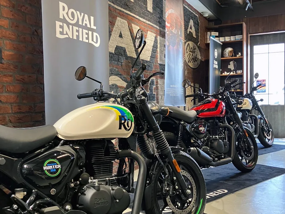 ROYAL ENFIELDのバイクが並ぶ展示風景