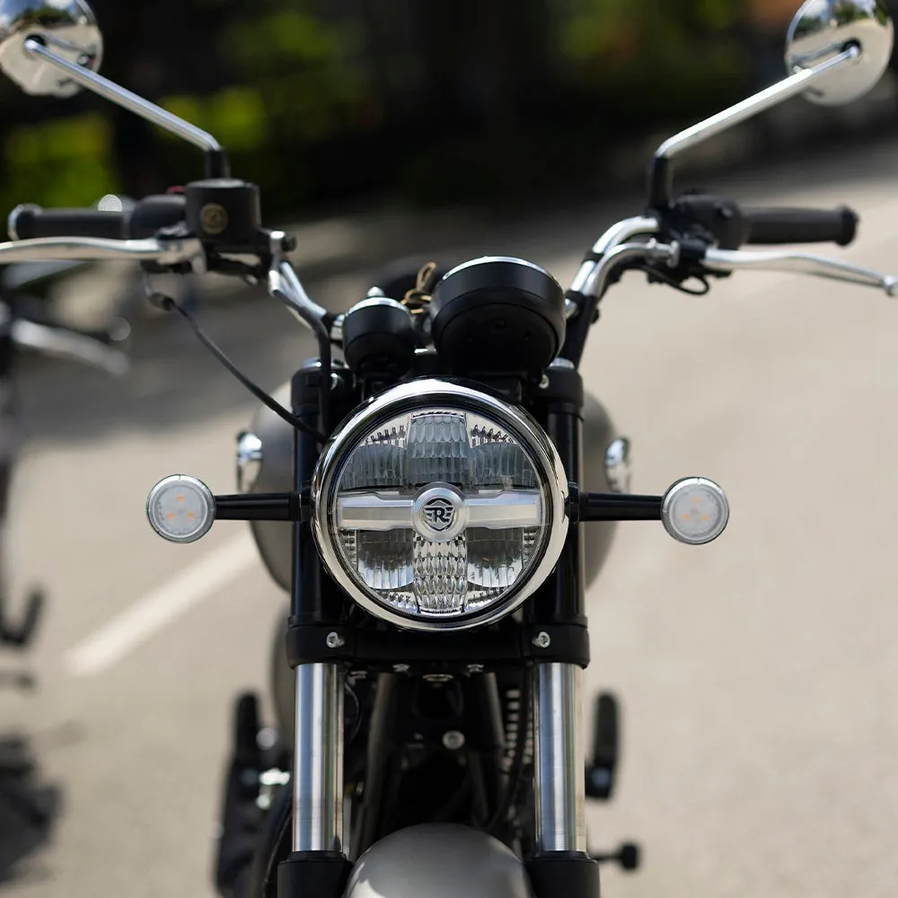 メテオ350のLEDヘッドライトとフロントデザイン。