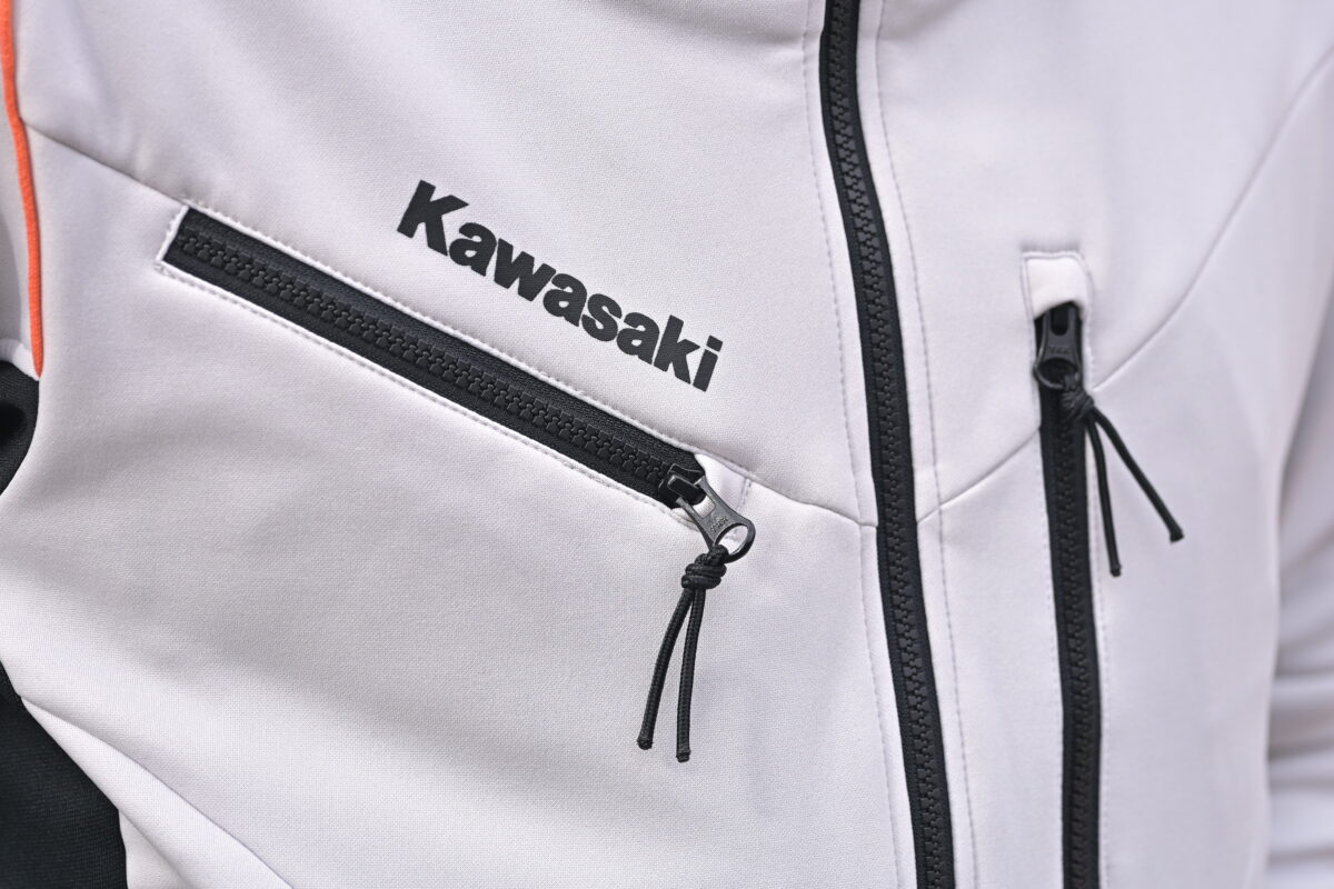前身ごろには「Kawasaki」のロゴと、2つのポケットをレイアウトしデザイン的なアクセントとしている。