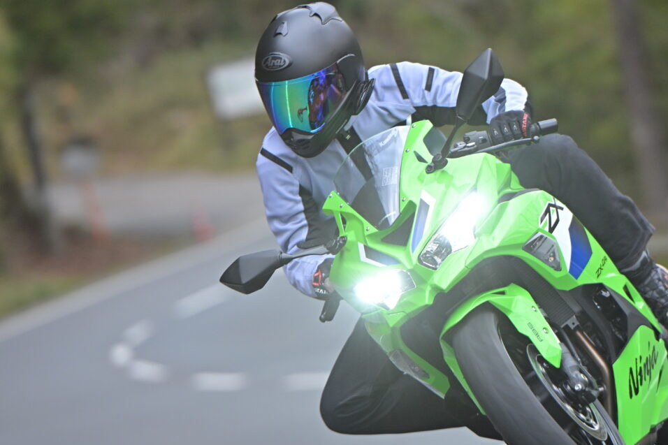 『カワサキ　サマーメッシュジャケット』は立体パターンの採用でライディングを妨げない。