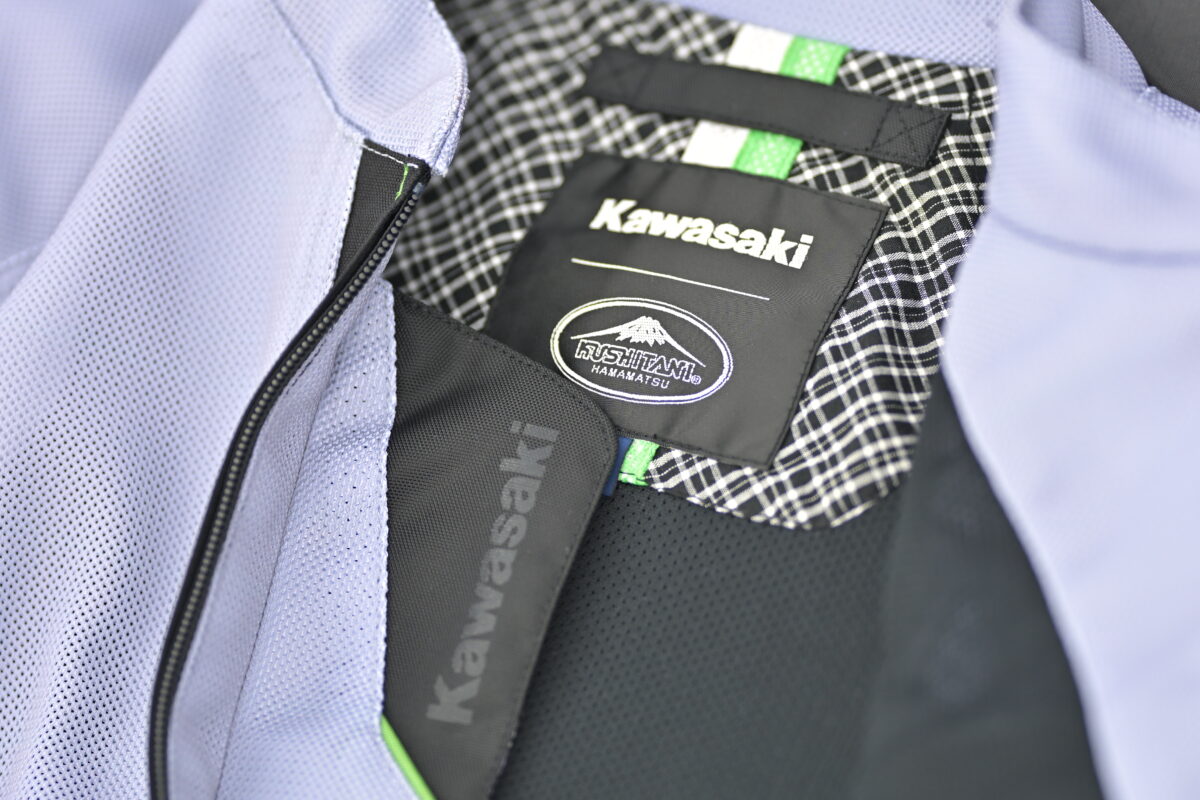 有名ライディングウエアブランドであるクシタニ製。内襟にはさりげなく「Kawasaki」のロゴ。