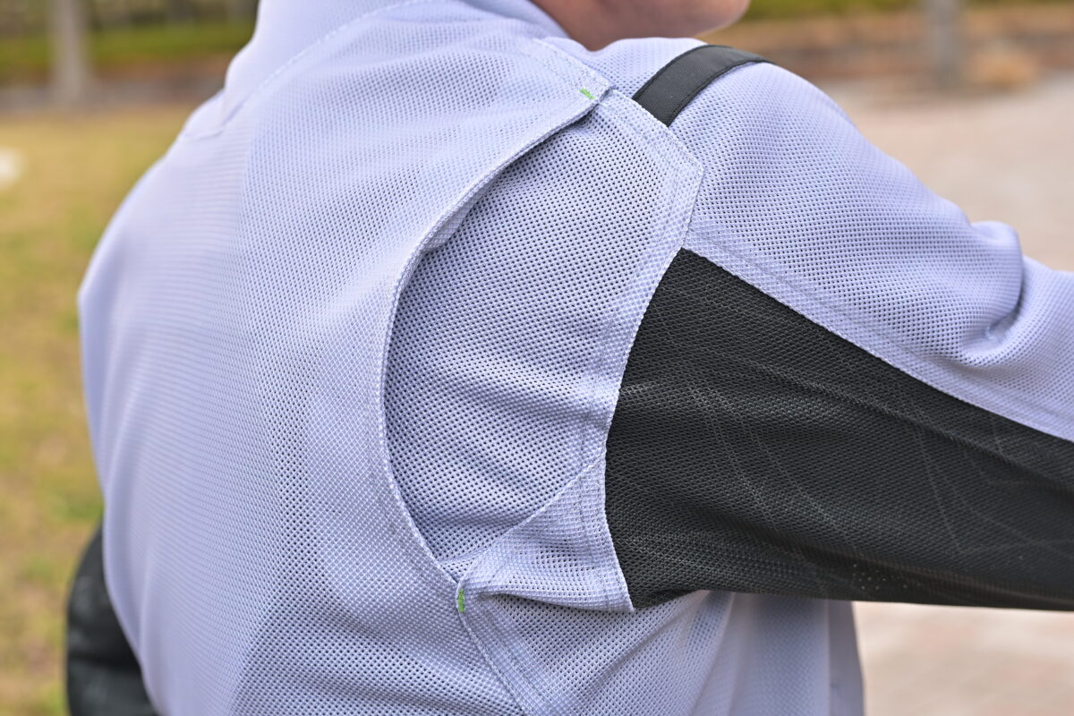 メッシュ生地自体にストレッチ性はないが、立体パターンを採用しておりスポーティな前傾姿勢にもしっかり追従。