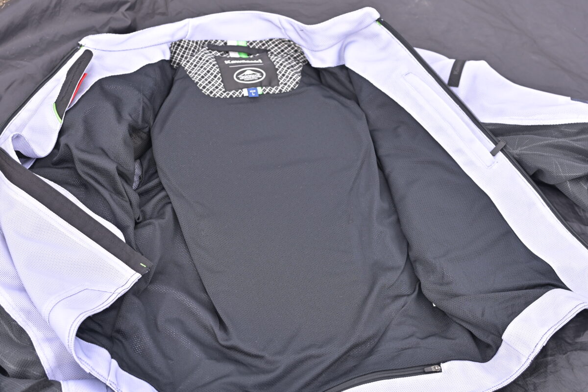 背中にはソフトプロテクターを標準装備。裏地には吸湿速乾性のある裏地を採用。