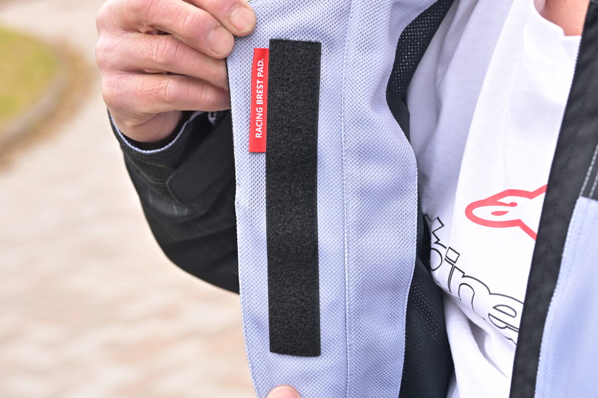 胸部内側の面ファスナーにはオプションのを胸部プロテクターを装着可能。